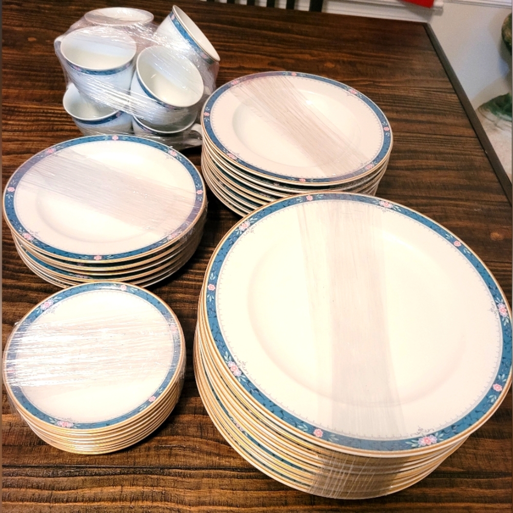 Vintage | Christopher Stuart | Somerset | China Collection | 38 Pieces